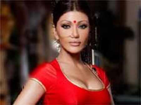 टॉप बिना उतारे चल निकलीं कोयना