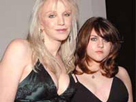 कर्टनी लव ने गीत में उड़ेली मन की पीड़ा