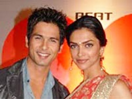 जुड़ रहे हैं शाहिद-दीपिका के टूटे दिल