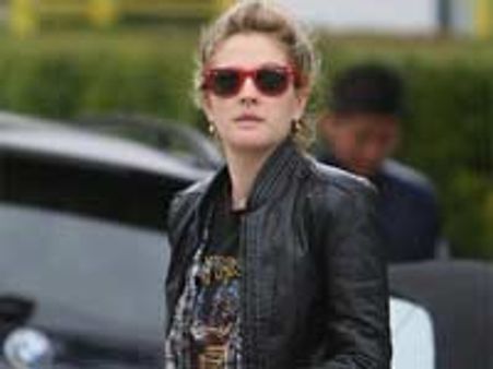 ड्रियू बैरीमोर की कार को पापराजी की कार ने टक्कर मारी