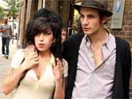 एमी वाइनहाउस ने पहनी ब्लैक की रिंग