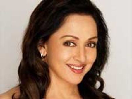 लोगों के घूरने से परेशान हुईं हेमा मालिनी