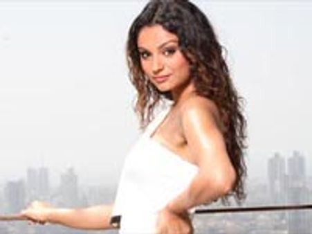 आईटम गर्ल हैं राहुल की नई पत्नी