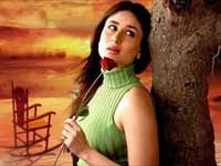 बेबी-सिटिंग कर रही हैं करीना कपूर