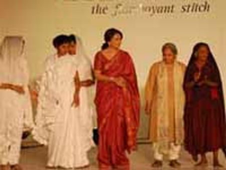 रैंप पर शर्मिला टैगोर