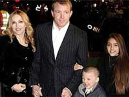 गोद लिया बच्चा वापस लौटाएंगी मैडोना