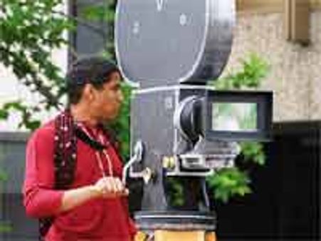 बॉलीवुड से भयभीत ढॉलीवुड