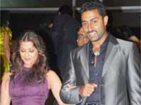 शूटिंग छोड़ मां के बर्थडे पर पहुंचेंगे अभि-ऐश