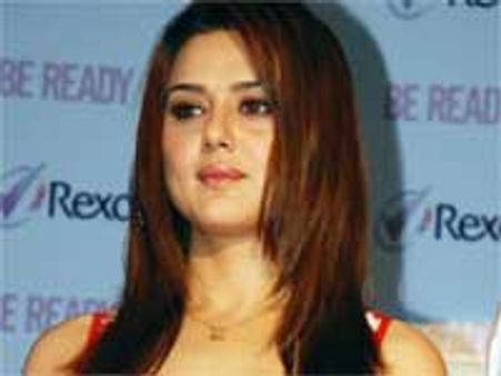 अकेली हैं प्रीती जिंटा?