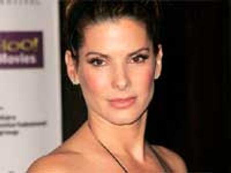 कुत्तों के साथ सोती हैं बुलॉक!