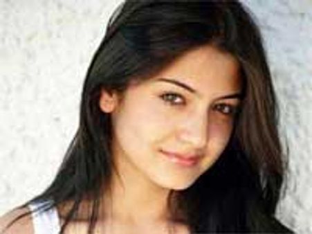 'किस' करने में कैसी शर्म : अनुष्का