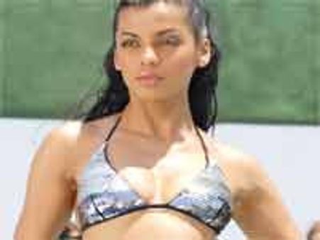 बिकनी में मुग्धा!