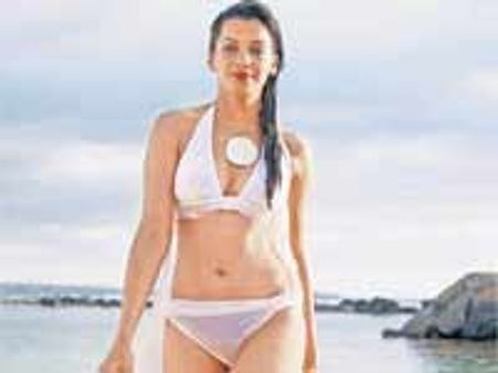 मुग्धा गोडसे बनीं बॉलीवुड की नई बिकनी बेब