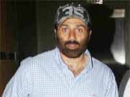 पीठ के इलाज के लिए सन्नी देओल अमेरिका रवाना