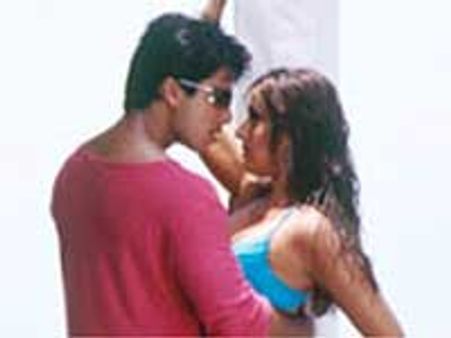 करीना के लिए लड़की बने शाहिद कपूर