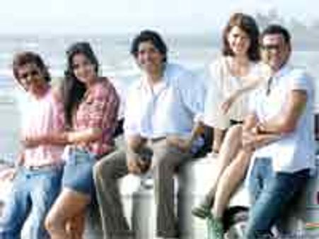 फरहान-रितिक हुए शर्टलेस, अभय हुए पानी-पानी