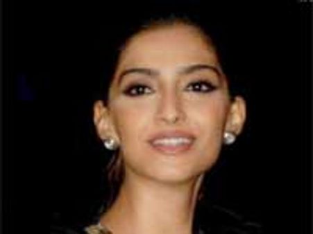 सोनम कपूर जा सकती हैं हॉलीवुड!