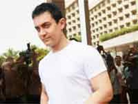 आमिर खान ने पीपली लाइव के गीतकार को दिये 6 लाख रुपए