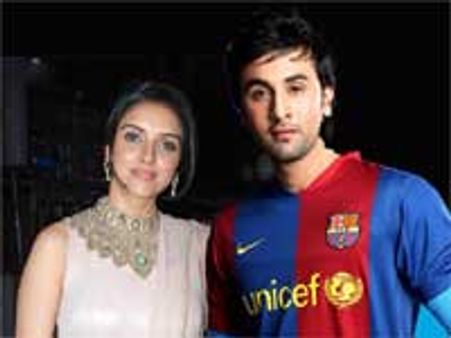 रणबीर से हाइट में मात खा गई असिन