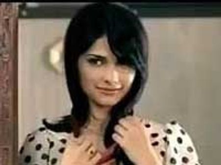 अपने 'डिंपल लुक' पर इतराई प्राची देसाई