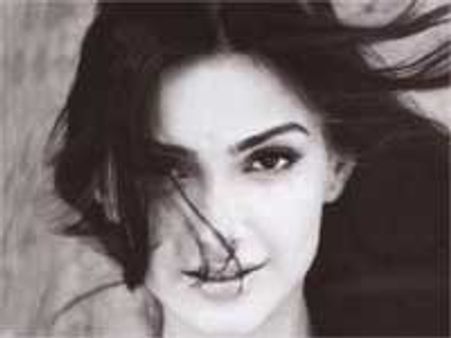 पर्दे के पीछे काम करना चाहती हैं सोनम