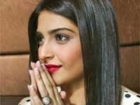 वार्डरोब मालफंक्शन की शिकार हुई सोनम