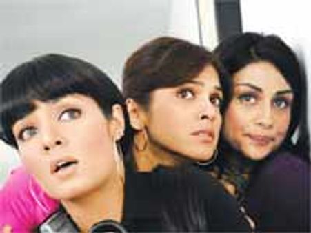 अश्लील मजाक है 'हैलो डार्लिंग'