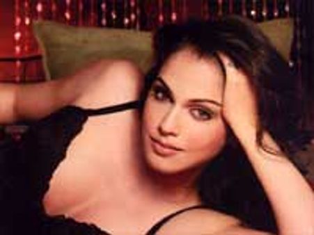 हॉट सींस देने में परहेज नहीं : ईशा कोप्पीकर