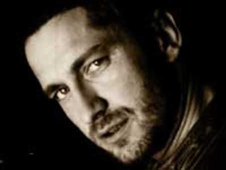 प्रशंसकों ने गेरार्ड बटलर को समर्पित किया 'टॉयलेट'