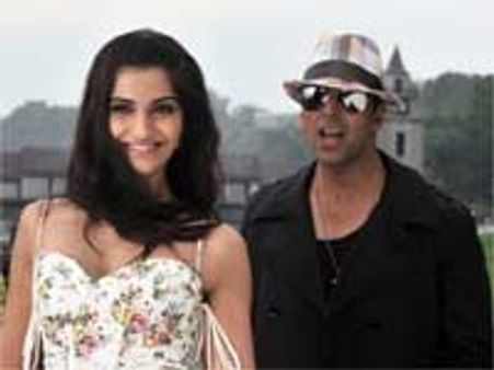 अक्षय के साथ 'हाई हील' पहन सकती हूं : सोनम कपूर