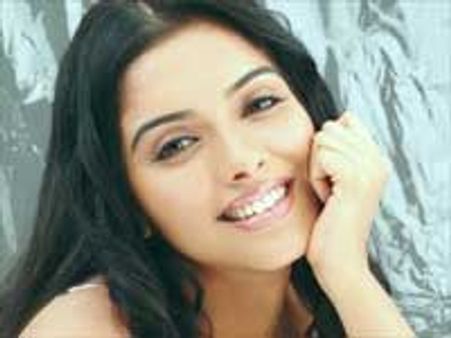 अनाथ बच्ची को पढाएंगी आसिन