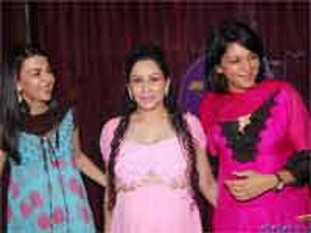 दूरिया बनीं नजदीकियां, संजय के घर पहुंची प्रिया