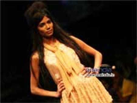 अब जूतों पर बॉलीवुड की छाप!