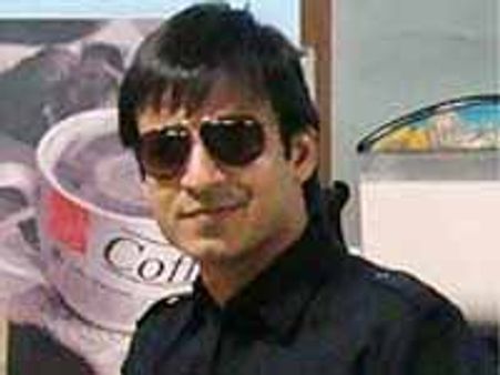 मंगेतर प्रियंका से मिलने लंदन पहुंचे विवेक