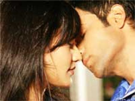 'किस' से नहीं 'किसिंग क्वीन' से परेशानी : नेहा शर्मा