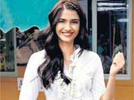 घरेलू इलेक्ट्रॉनिक सामान बेचेंगी सोनम कपूर