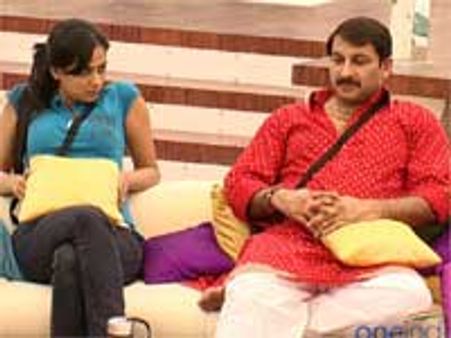 कौन होगा बिग बॉस से आउट, सारा-सीमा या काजमी?