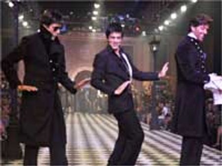 रैंप पर अमिताभ, रितिक और शाहरूख ने ढ़ाया कहर