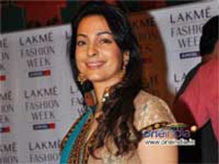 बद से बदतर हो गई है हिंदी : जूही चावला