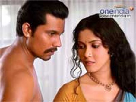 'टॉपलेस' होने के बावजूद रो रही है 'रंग रसिया'