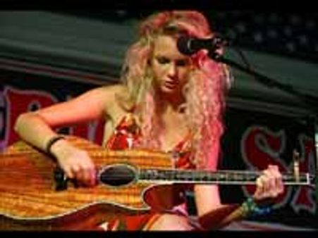 अकेले रहना एंजॉय करती हैं टेलर स्विफ्ट