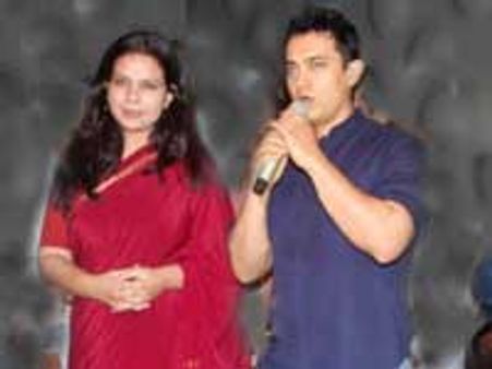 आमिर खान-अनुषा रिजवी में छिड़ी पीपली लाइव जंग