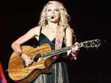 पंछियों के पिंजड़े से टीवी देखती हैं स्विफ्ट