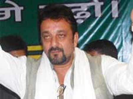 संजय दत्त पर गिरी कोर्ट की गाज, वॉरंट जारी