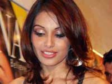 हॉलीवुड एक्टर को किस करेंगी बिपाशा