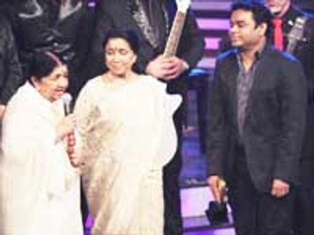 आशा के हाथों लता ने पाया लाइफटाइम एचीवमेंट एवॉर्ड