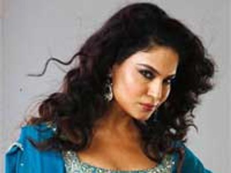 बिग बॉस में वीना मलिक- पहले न्‍यूड हुईं, अब स्‍मूचिंग!