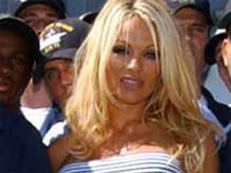 सोमवार की रात पामेला पहुंची मुंबई एयरपोर्ट