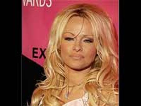 पामेला अपने साथ ले गईं बिना चमड़े के जूते