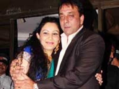 संजू ने प्रिया के घर में मनाया नये साल का जश्न